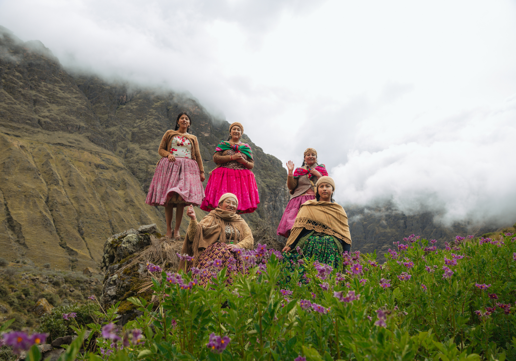 Carrera x Cholitas Climbers